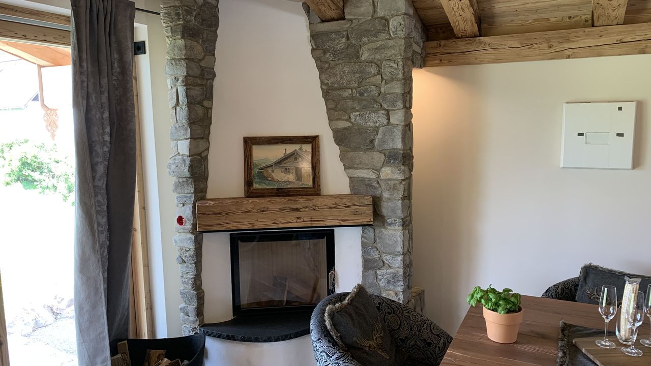 Chalet Hyggei- Kamin und Essbereich Chalet Hyggei- Kamin und Essbereich